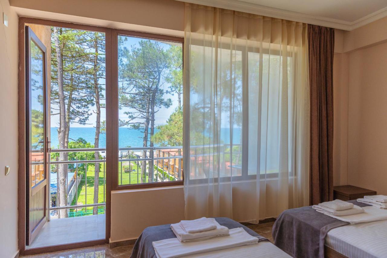 Samni Hotel Уреки Екстериор снимка