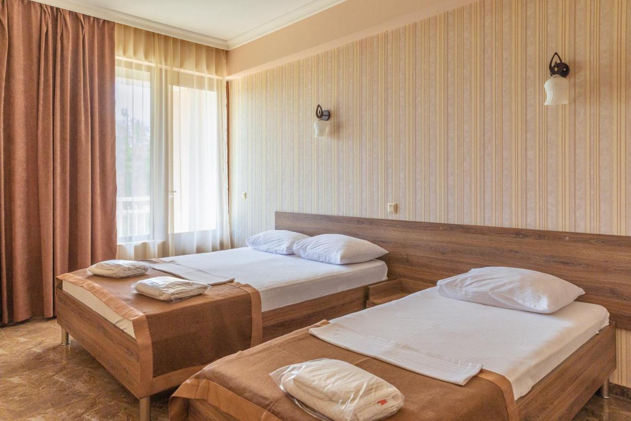 Samni Hotel Уреки Екстериор снимка
