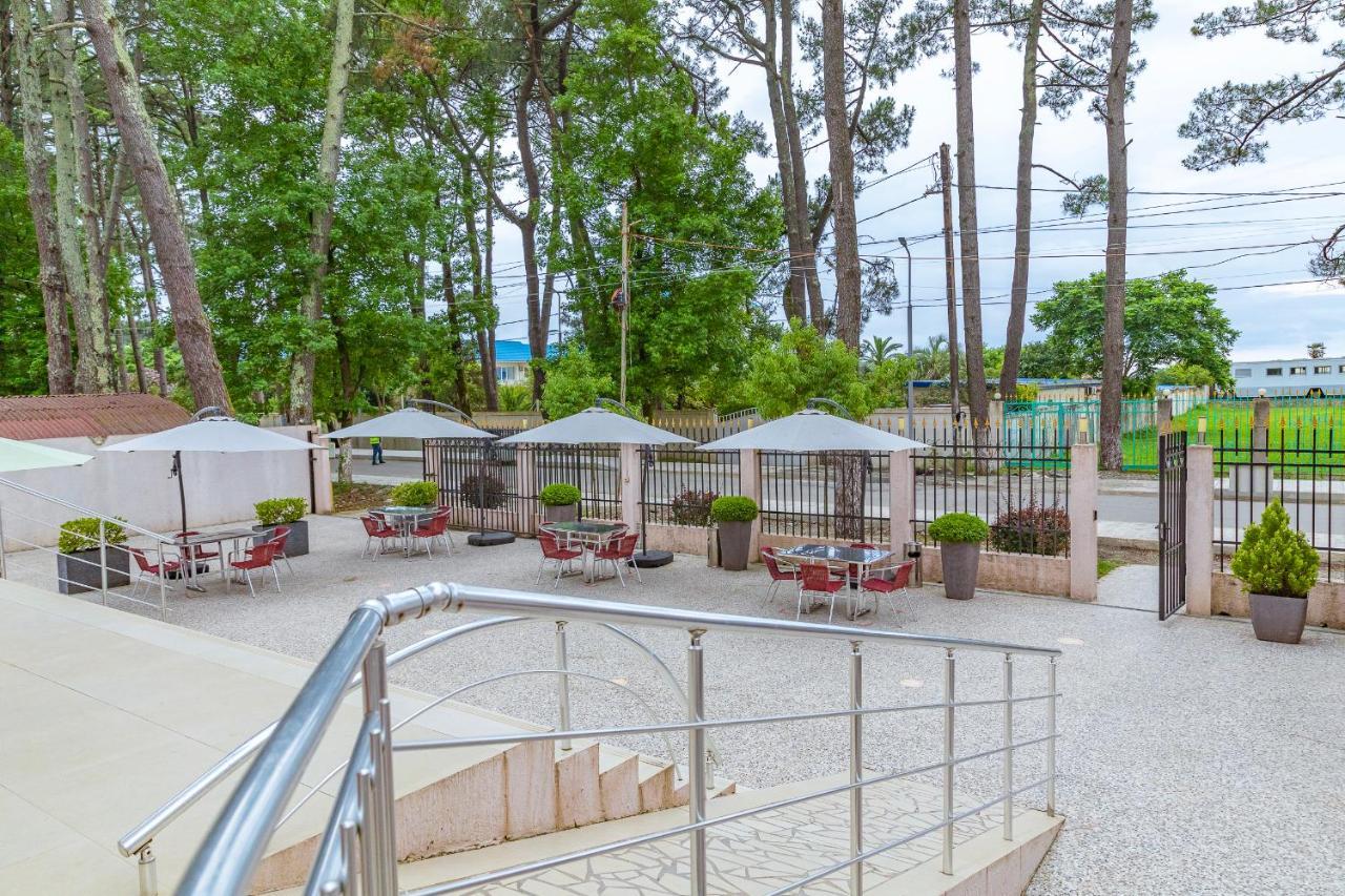 Samni Hotel Уреки Екстериор снимка