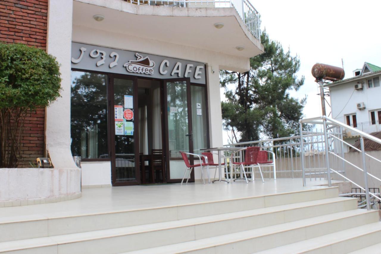 Samni Hotel Уреки Екстериор снимка