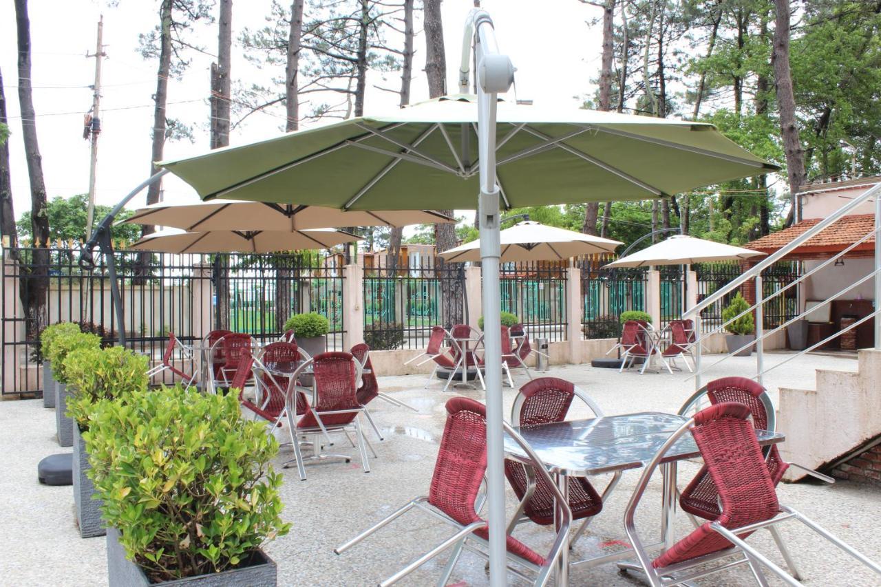 Samni Hotel Уреки Екстериор снимка
