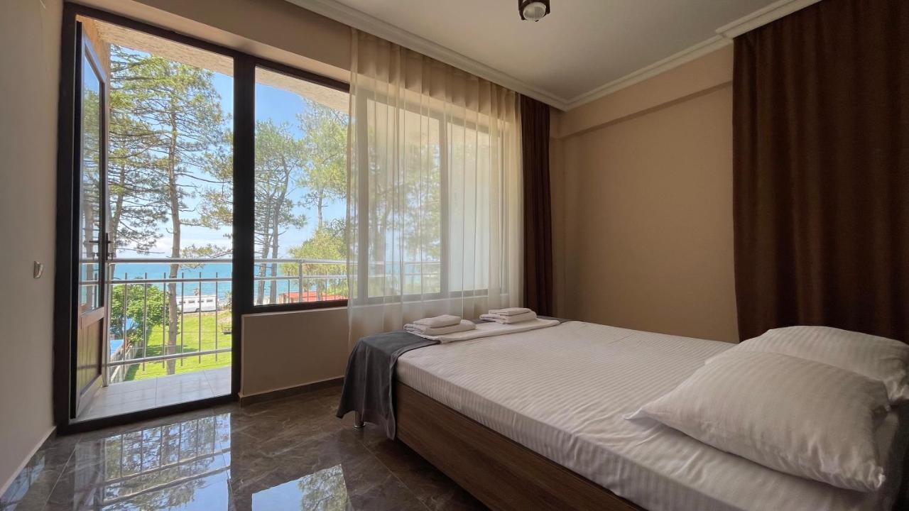 Samni Hotel Уреки Екстериор снимка